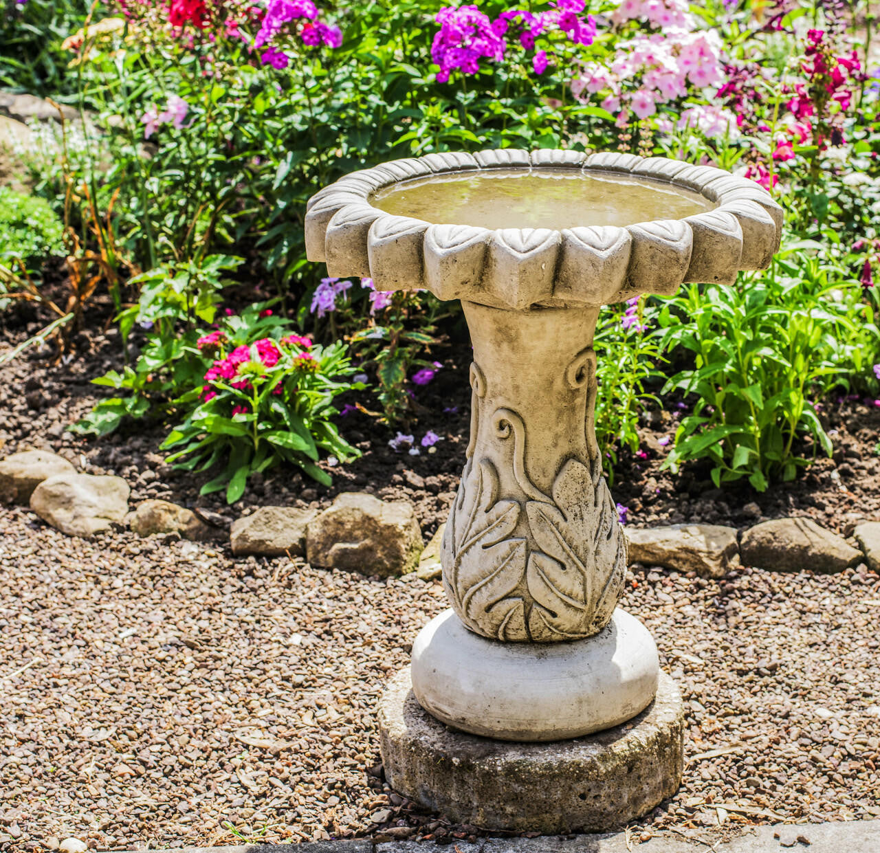 Daisy Design Birdbath with flower-shaped Basin