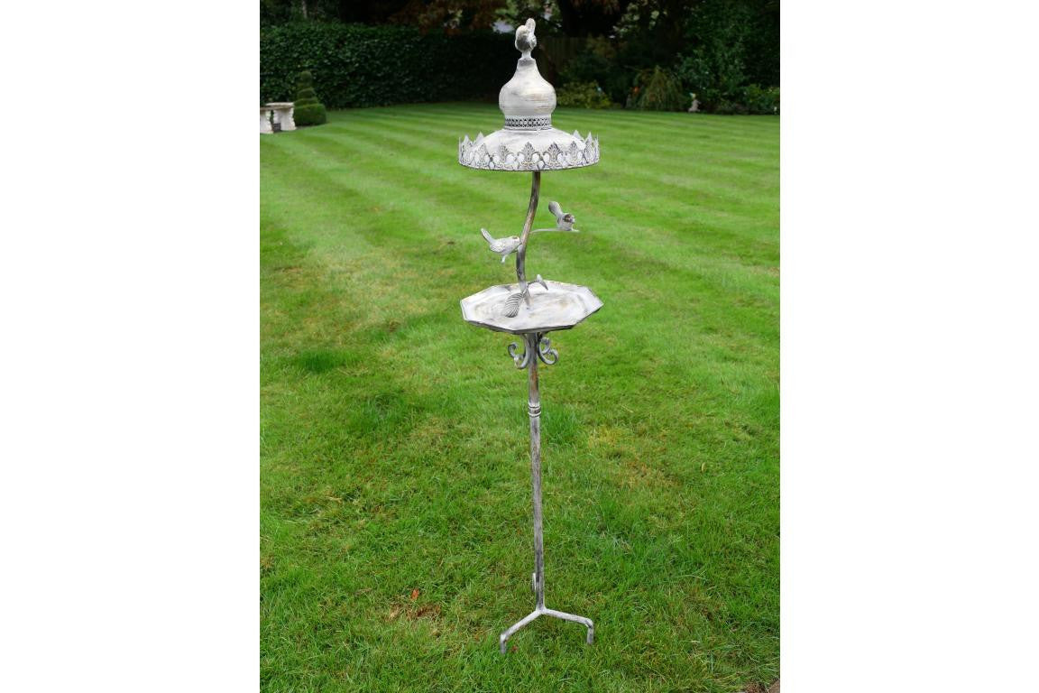 Fascinating Dedicated Metal bird feeder