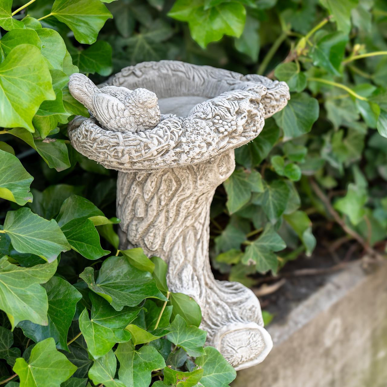 Stone Cast 'Bird nest' Design Garden Birdbath