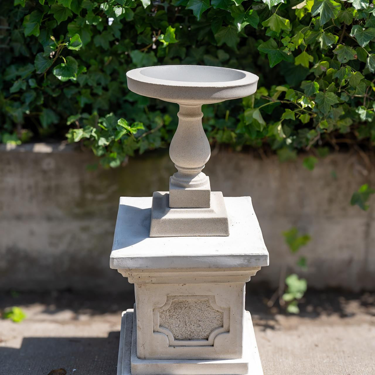 Classic Short Sandstone Birdbath ABB7