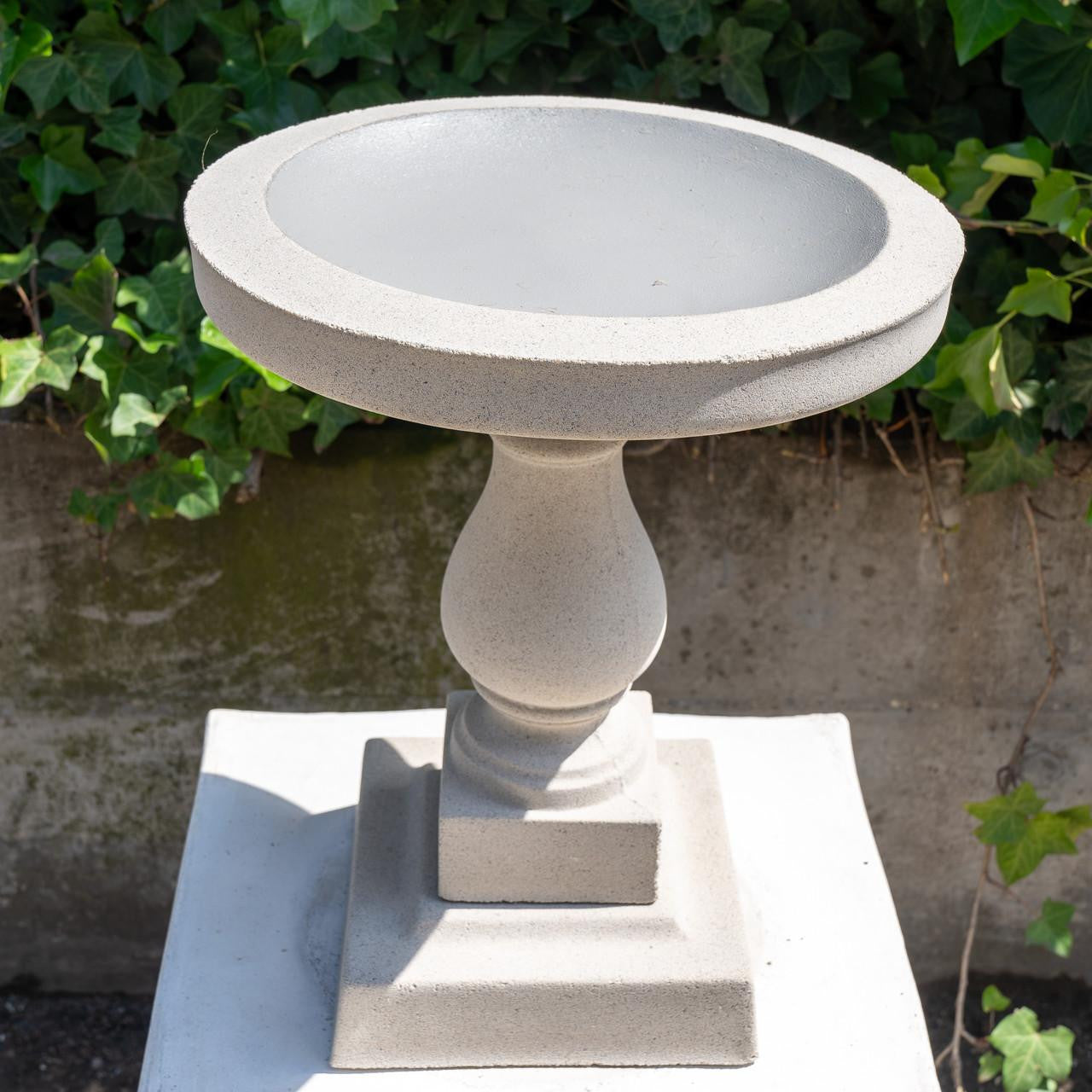Classic Short Sandstone Birdbath ABB7