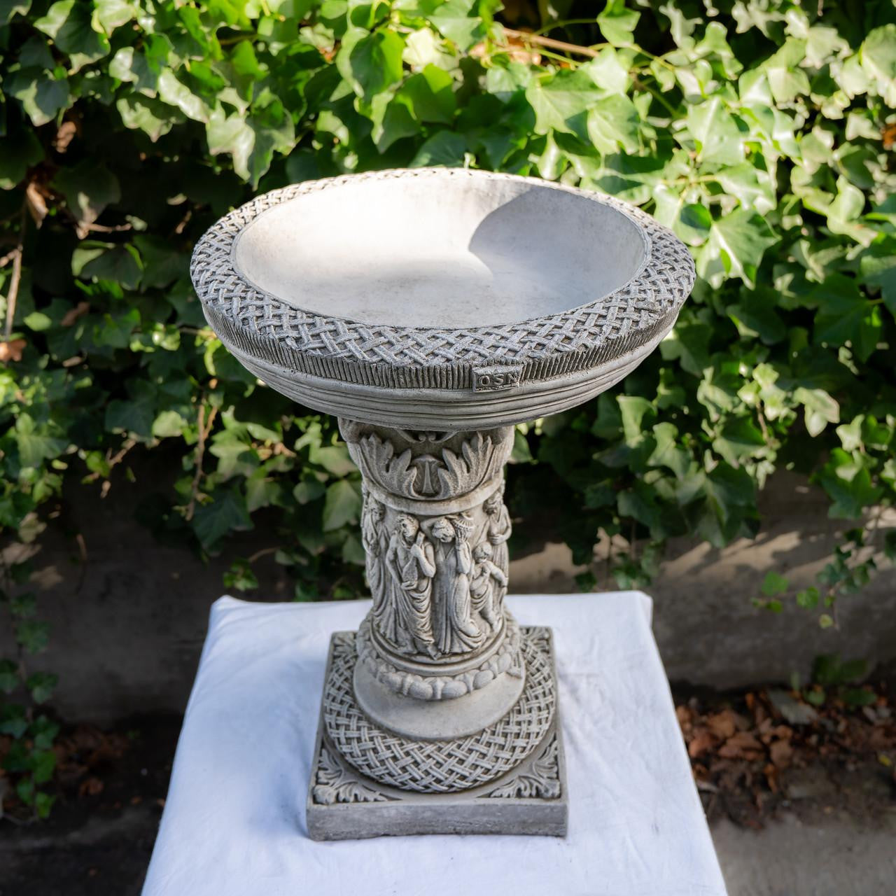 Patrician Bird Bath Elegant Stone cast Bird Bath Bird feeder